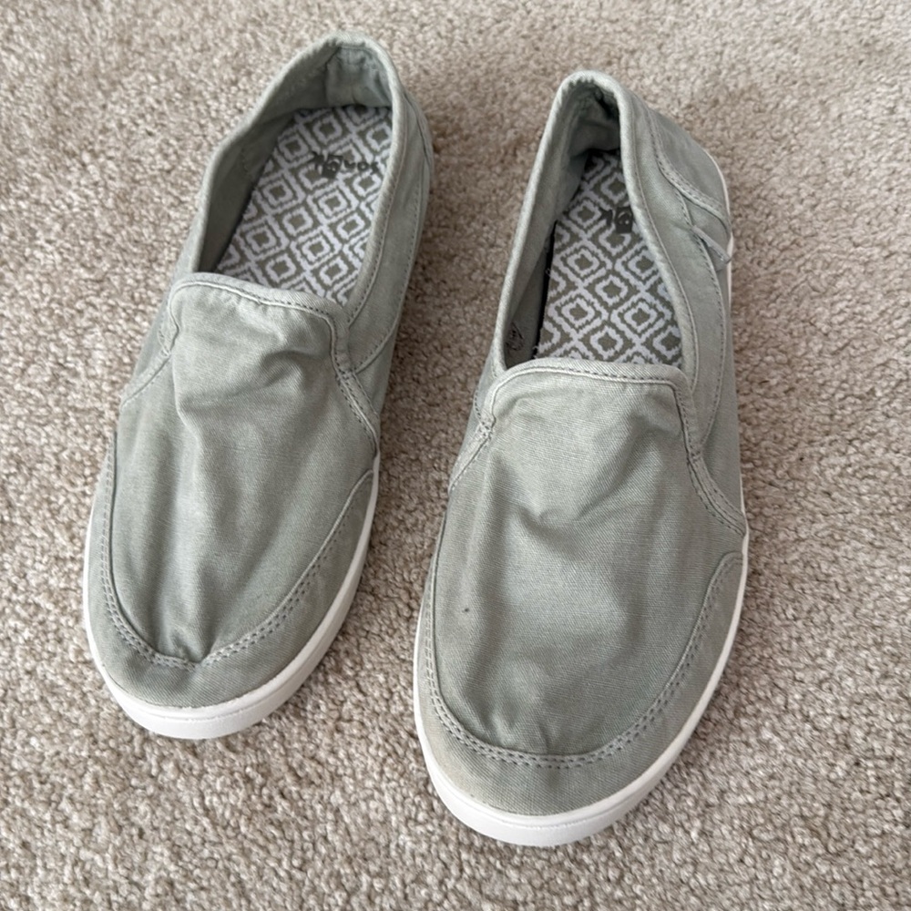 Sanuk womens loafer
Light sage green almost grey color